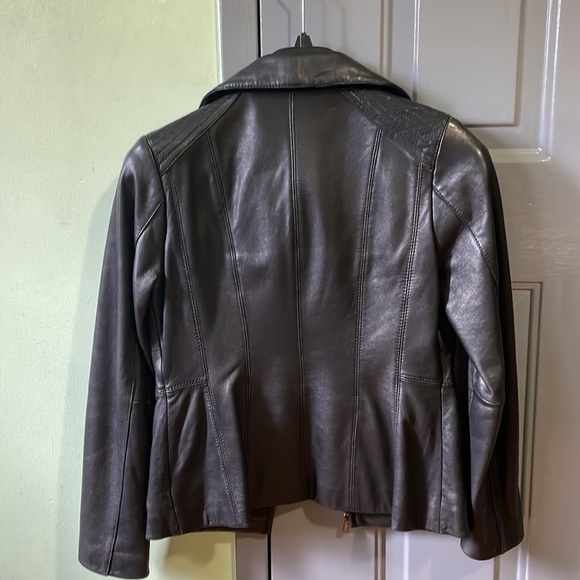 Avanti brand is small size 100% leather jacket. I love it but it’s little small. - Picture 3 of 4